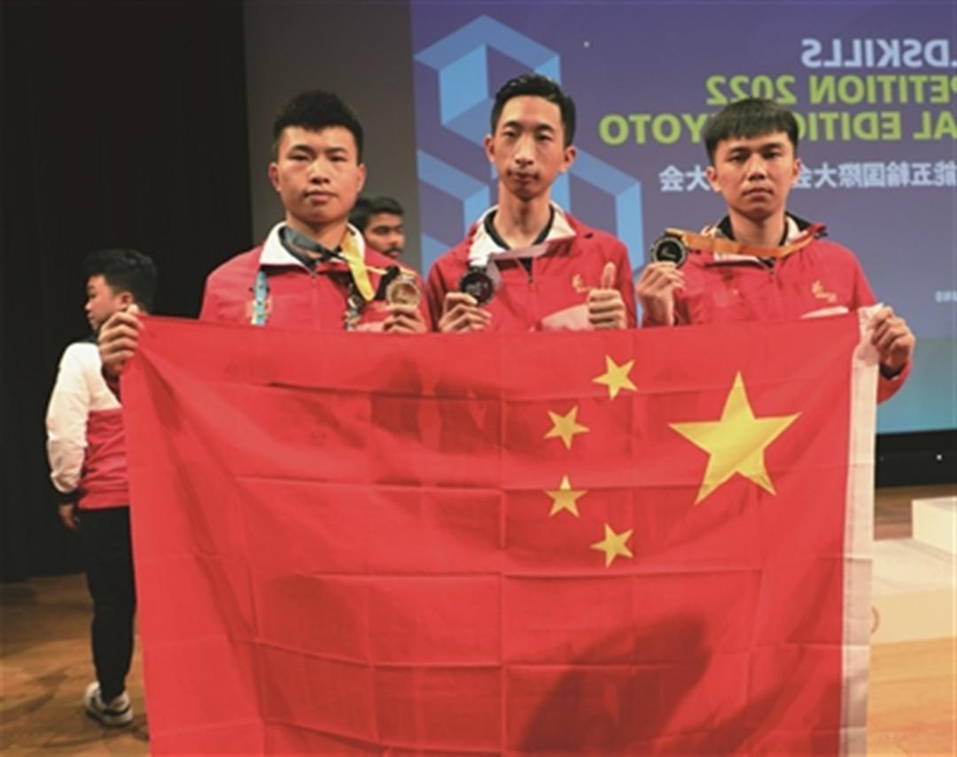 陈智勇、张洪豪和李小松（左至右）在闭幕式上手持国旗和奖牌合影